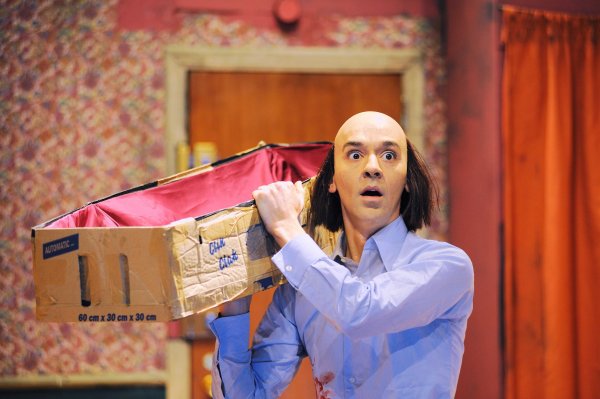 Read more about the article A FARSA DA RUA W de Enda Walsh