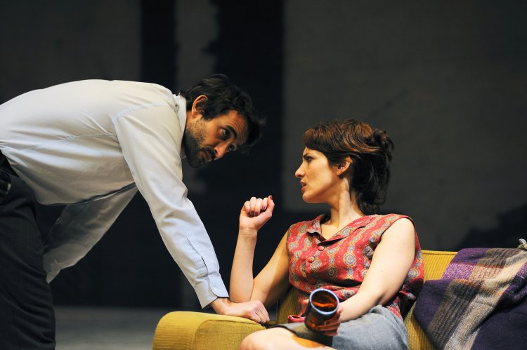 Read more about the article DIAS DE VINHO E ROSAS de J.P. Miller, versão de Owen McCafferty