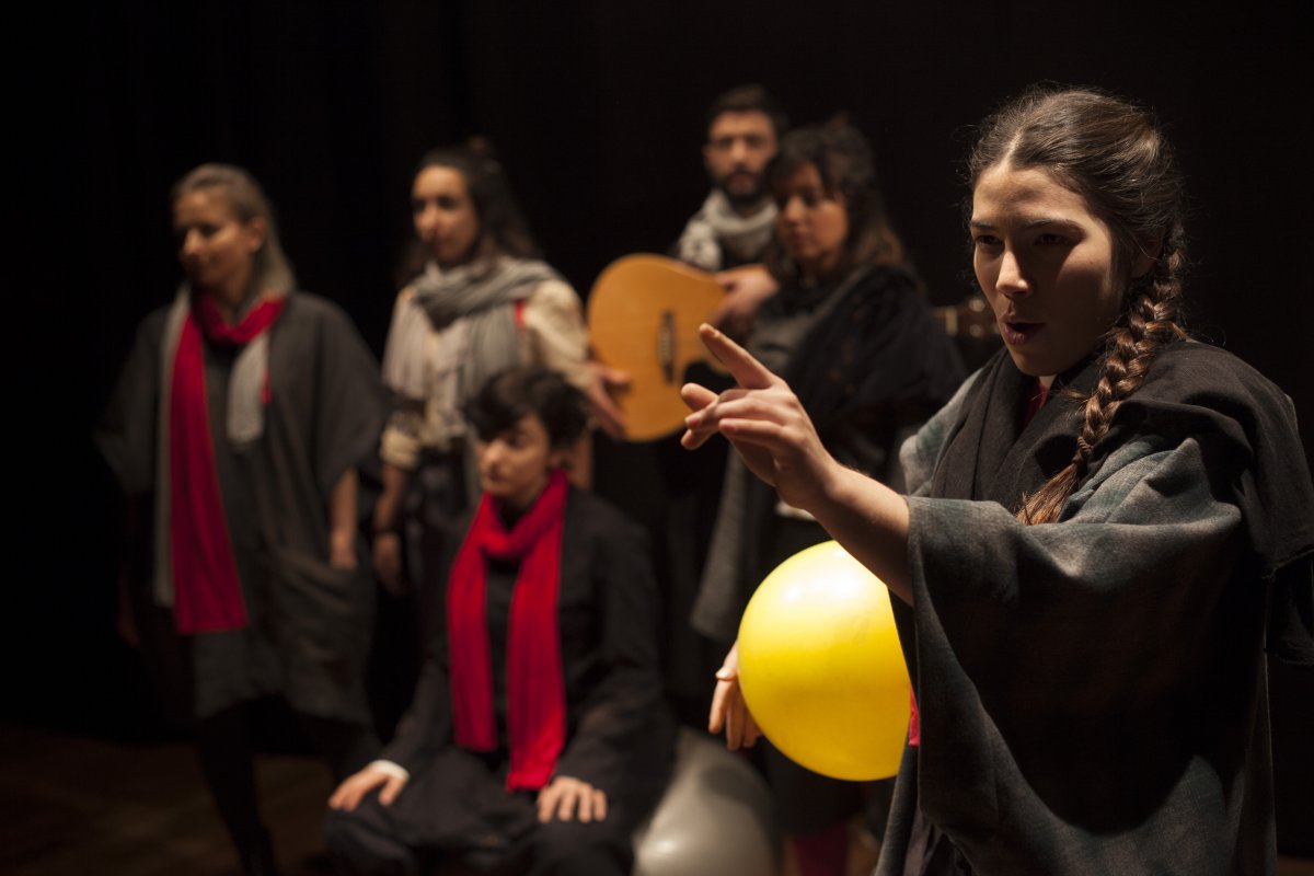 Read more about the article VOCÊS QUE HABITAM O TEMPO de Valère Novarina